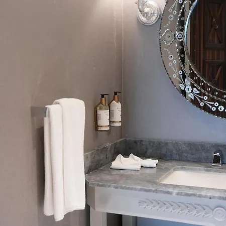 Wyndham Grand Istanbul Kalamis Marina Hotel Exterior foto Bathroom amenities